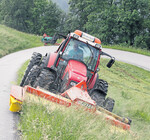 Zehn Hektar Grünland, davon etwa die Hälfte mit Hangneigungen von bis zu 45 Grad, sowie zehn Hektar Wald bewirtschaftet die Familie Eisenmann auf 1200 Meter Meereshöhe unweit von Söll bei Kufstein. Die Arbeit am Hang erfordert Spezialtechnik, Erfahrung und viel Gefühl für das, was geht und vor allem für das, was eben nicht geht. Das Hauptstandbein des Betriebs ist im Fremdenverkehr.