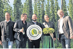 Auf dem Versuchsgut Strass: (v. l.) Wolfgang Ruther, Vorsitzender im Hopfenpflanzerverband Tettnang freut sich über den Besuch von Manfred Lucha, MdL, und Landwirtschaftsminister Alexander Bonde. Mit dabei Hopfenkönigin Jutta Häfele und Verbandsgeschäftsführer Jürgen Weishaupt.