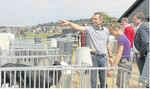 Betriebsleiter Hans-Georg Schwarz (l.) beim Rundgang mit den Journaliste über den Milchviehbetrieb.