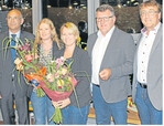 Blumen vom Vorstand gab es für Kathrin Walter (Mitte), LVEO-Geschäftsführerin und Assistentin Annika Bernhard. Links im Bild LVEO-Präsident Franz Josef Müller, rechts die beiden Vize-Präsidenten Walter Söllner (2.v.r.) und Hartwig Roth.