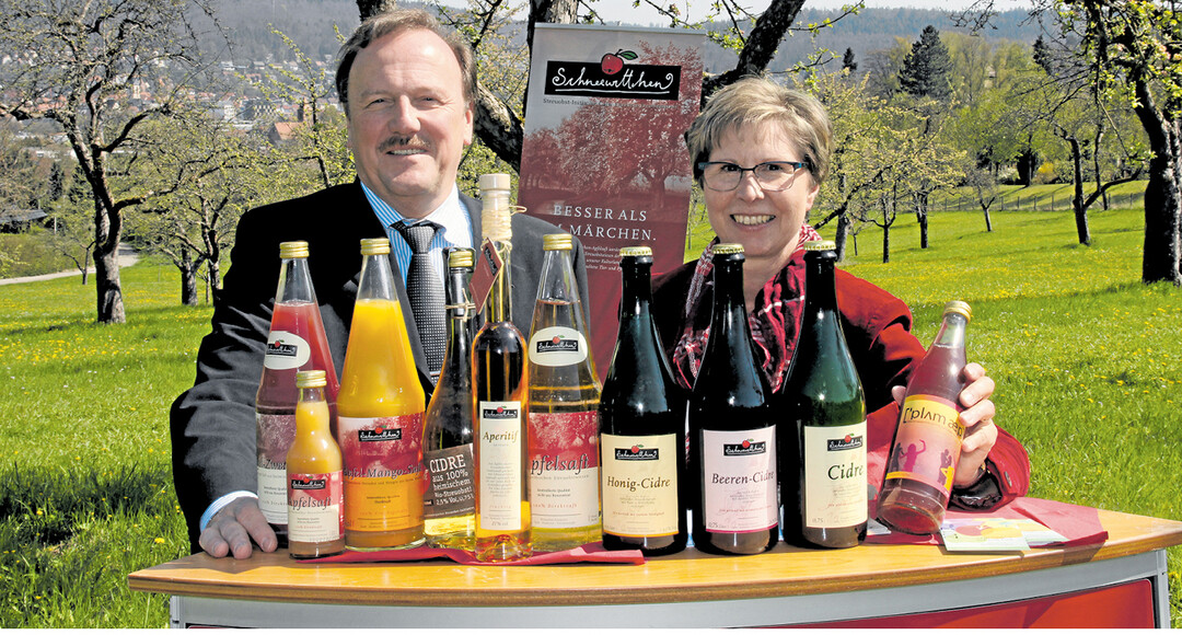 Das flüssige Sortiment der Streuobst-Initiative Calw-Enzkreis-Freudenstadt: Knapp ein Dutzend Artikel vom klassischen Apfelsaft bis zum Plum-App für junge Leute. Einschließlich Biosparte gehen so jährlich 120.000 Liter Saft weg. Das freut die Macher um Joachim Flik (links) und Martina Hörmann.
