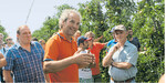 Klaus Wenzler (2. v. l.) ist einer der wenigen Obstbauern am Bodensee, die ihre Anlagen zum Schutz vor Frost beregnen können. Dazu nutzt er das Wasser der Argen. Beim Infotag erläuterte er seine Vorgehensweise.
