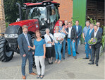 Schlüsselübergabe: Markus Hülsmann, Case IH & Steyr-Business Manager Nord und Gewinnerin Susanne Blecken mit Familie. Es gratulieren Paul Heitmann vom Landtechnikunternehmen Mager & Wedemeyer, Oyten; Markus Jankowski, Vertriebsleiter Case IH und Jörn Seedorf vom CNH-Marketing. Im Namen der AOL-Verlage gratuliert Jens Riegamer vom dlv Deutscher Landwirtschaftsverlag in Hannover (r.).