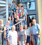 Die frisch gekürten, staatlich geprüften Hauswirtschafterinnen mit ihren Lehrerinnen und dem Leiter des Landwirtschaftsamtes, Albert Basler.