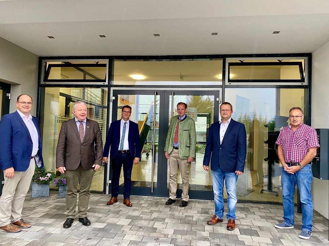 Die Teilnehmer des Gesprchs mit CDU-Politiker beim Bauernverband
Schwbisch Hall-Hohenlohe-Rems, v. l.: Geschftsfhrer Helmut Bleher,
Landtagsabgeordneter Arnulf von Eyb, Minister Peter Hauk, Johannes Graf
von Zeppelin, Vorsitzender Jrgen Maurer, Lothar Mhlenstedt.