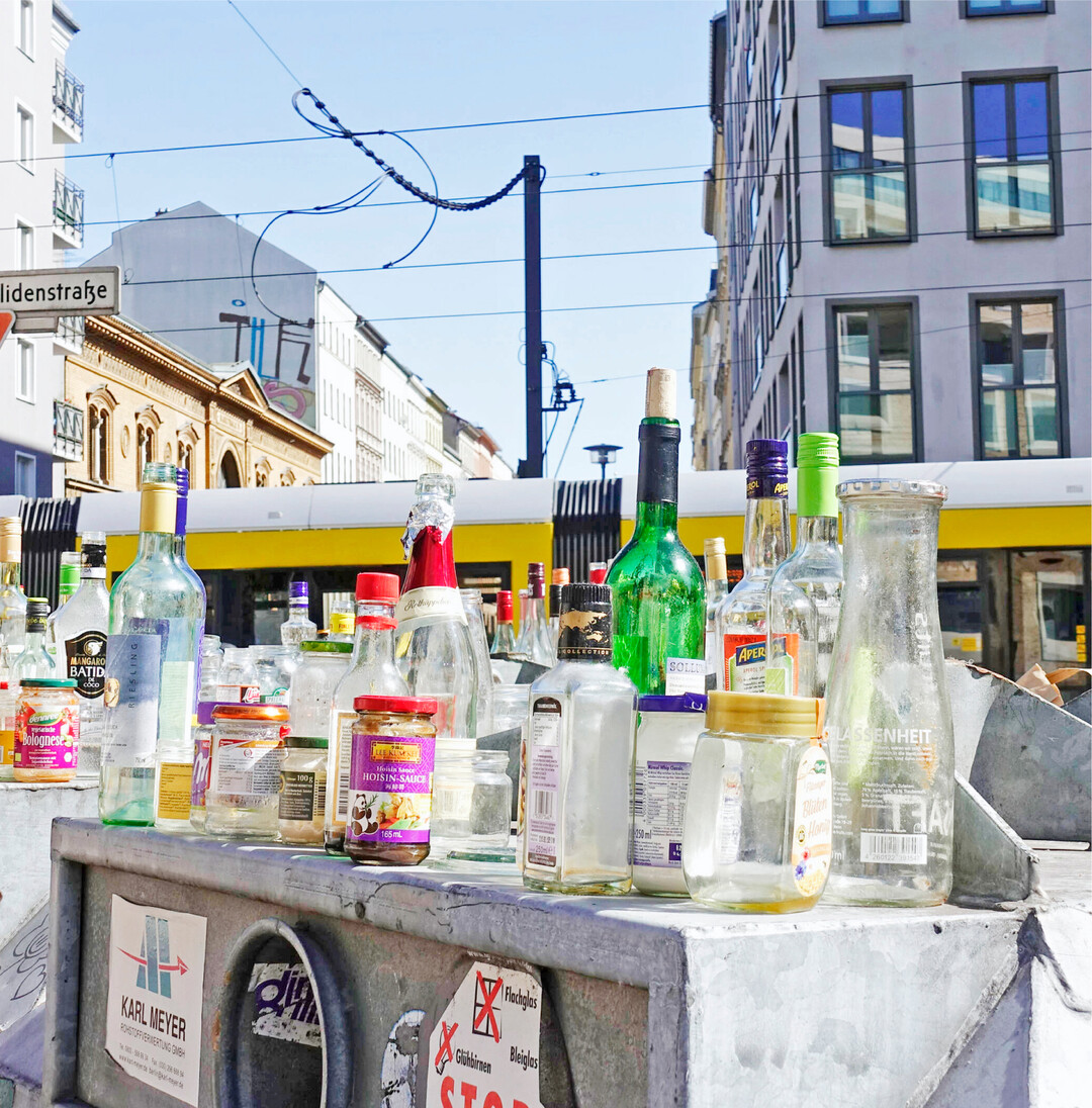 Honiggläser sollten nur gespült in den Altglascontainer geworfen werden. Der Grund ist die Amerikanische Faulbrut. In vielen Importhonigen aus EU- und nicht EU-Ländern befinden sich diese Krankheitserreger, an denen ganze Bienenvölker zugrunde gehen können. Die Bienenkrankheit ist meldepflichtig, Bienenvölker im Umkreis von infizierten Völkern müssen vernichtet werden.
