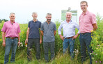 Engagieren sich für mehrjährige Wildpflanzen, um auf einem Teil der Fläche Mais für die Biogasnutzung zu ersetzen (v. l.): Gebhard Pfender und Markus Fick von der AG Wildpflanzen-Biogas Kißlegg, Landwirt Markus Frick, Wildpflanzen-Saatgutvermehrer Werner Kuhn und Alexander Möndel vom Landwirtschaftsministerium in Stuttgart.