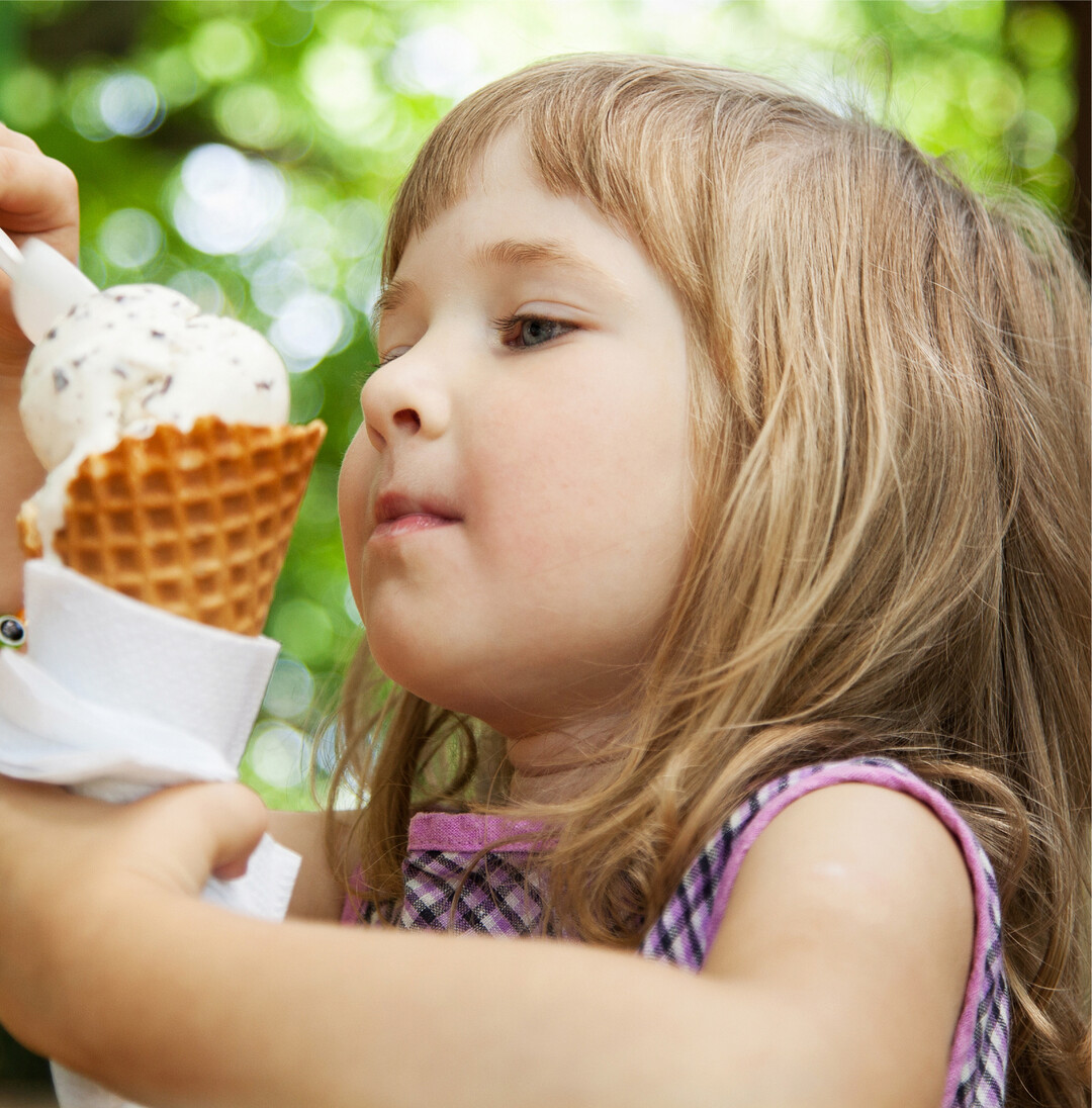 Eis mit weniger Zucker Speiseeis enthlt zwischen 20 und 30 Gramm Zucker pro 100 Gramm. Der Zucker macht die khle Nascherei nicht nur s, sondern verleiht auch Struktur und Cremigkeit. Wird Zucker reduziert, verndert sich auch das Mundgefhl. Das verringert die Akzeptanz bei den Konsumierenden. Forschende der Technischen Universitt (TU) Berlin und des Karlsruher Instituts fr Technologie (KIT) arbeiten daran, dieses Problem zu lsen. Zucker soll durch Ballaststoffe aus faserreichen Nebenprodukten der Lebensmittelherstellung wie Erbsenschalen oder Mhrenfasern ersetzt werden. Damit wrden zugleich sonst als Abfall entsorgte Gemsereste noch verwertet. „Es ist bereits bekannt, dass derartige Materialien ber eine verbesserte Wasserbindung die Struktur und das Mundgefhl verschiedener Lebensmittel positiv beeinflussen knnen und auf diese Weise eine Reduktion von Zucker ermglichen", erklrt Prof. Dr. Stephan Drusch der TU Berlin. „Aus ernhrungsphysiologischer Sicht gelten sie wegen ihrer prbiotischen Wirkung, also ihres Gehalts an unverdaulichen Inhaltsstoffen, aber immer noch als Ballaststoffe." Bis dieser Ansatz in die Praxis umgesetzt wird, gibt es aber noch viel zu tun. Jedes Fasermaterial hat sein eigenes Kohlenhydratprofil, auf das der Prozess angepasst werden muss. Anschlieend wird die prbiotische Wirksamkeit untersucht. Ziel ist, zuknftig eine breite Palette an pflanzlichen Nebenprodukten der Lebensmittelindustrie bei der Herstellung von Speiseeis einzusetzen. BZfE, Heike Kreutz