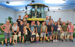 Gruppenbild der Klasse bei der Firma Krone am Standort Spelle. Hier wird hauptsächlich die Futtererntetechnik hergestellt.
