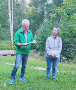 Schwester Maritta und Willi Maurer vom NABU Uttenweiler machten an den einzelnen Stationen auf die Wunder der Schöpfung aufmerksam.