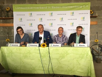 v.l. Ariane Amstutz, Pressereferentin im Landesbauernverband (LBV); LBV-Prsident Joachim Rukwied, Landwirt Volker Escher und LBV-Marktreferent Marco Eberle. Der Landwirtschaftsmeister Volker Escher bewirtschaftet einen klassischen Ackerbaubetrieb mit Schwerpunkt Kartoffelanbau in Waiblingen-Hegnach (Rems-Murr-Kreis). Neben klassischen Kulturen wie Winterweizen, Sommergerste, Mais, Zuckerrben, Ackerbohnen und Erbsen, baut Escher neun verschiedene Kartoffelsorten an. Diese vermarktet der 40-jahrige Betriebsleiter ausschlielich direkt. 