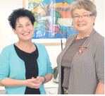 Baden-Württembergs Sozialministerin Katrin Altpeter (l.) zeichnete Barbara Zimmermann mit dem Bundesverdienstkreuz aus.