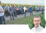 Welche Maissorten sind neu und welche haben sich in der Region bewährt? KWS-Gebietsberater Maximilian Faul (r.) gab in Kusterdingen Auskunft.