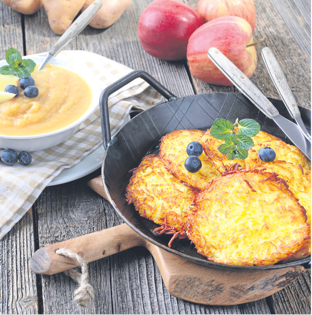 Kartoffelpuffer mit Apfelmus ist nur eine Köstlichkeit, die mit der braunen Knolle zubereitet werden kann. Am 9. September lockt wieder das Kulinarische Kartoffelfest nach St. Johann auf die Schwäbische Alb. Von 10 bis 18 Uhr bieten vor der malerischen Kulisse des Gestütshofs über 60 Direktvermarkter ihre Produkte an und regionale Wirte tischen Leckers rund um die Knolle auf. Für die Kinder gibt es Ponyreiten und ein Spaß- und Spielprogramm. Mehr unter www.kartoffelfest.info.
