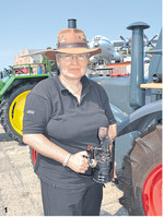 Sabine R. mit Heizlampe zum Vorglühen vor dem 25 PS starken Lanz.