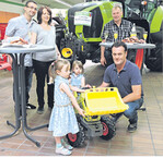 Die Starterin des Weitflugballons, die zweijährige Leonie aus Sinsheim-Reihen, gewann einen Tretschlepper.