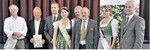 Geehrte und Amtsträger: (v l.) Hubert Junginger, Hubert Geng, Wolfgang Ruther, Vorsitzender der Hopfenpflanzer, Hopfenprinzessin Franziska Schmid, Josef Oswald, der neue Ehrenvorsitzende Johann Heimpel, Hopfenprinzessin Petra Heine und Dr. Johann Pichlmaier, Vorstandsvorsitzender Hopfen-Verwertungsgesellschaft.