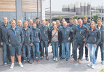 Schülerinnen und Schüler der Albert-Reis-Technikerschule auf dem Werksgelände der Alra-Molkerei in Aylesbury.
