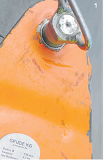 Die Umlenkrolle für den Bodenzug muss jährlich von einer befähigten Person geprüft werden. Haarrisse oder Verformungen (Pfeil) bedeuten das Aus.