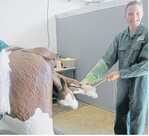 „Ich möchte erfahren, was ich tun kann, wenn es Probleme bei der Geburt gibt", sagt Azubi Tobias Fleischer. Mit dem Simulator könne er die nötigen Schritte üben.