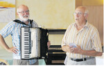 Manfred König mit seinem Akkordeon und Franz Bausinger mit seinen Geschichten zu Brauchtum wussten die Landfrauen bestens zu unterhalten.