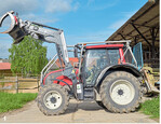 Landwirtschaftliche Traktoren mit Forstausrüstung, hier mit Anbauseilwinde und Polterzange, sind eine gute Unterstützung bei der motormanuellen Holzernte.