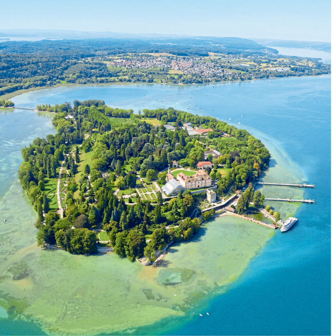 Die Insel Mainau im Bodensee erscheint aus der Vogelperspektive zwar klein. Aber es gibt dort für Kinder, Eltern und Großeltern viel zu entdecken. Im Blumenjahr 2018 erleben die Gäste eine Reise in südliche Gefilde unter dem Motto Baobab und Bonobo Faszination Afrika". Mehr zum Programm: www.mainau.de.