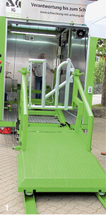 Die mobile Schlachteinheit: Mit dem Betreten des grünen, vollautomatischen Schlittens wird das Rind im Fressfanggitter fixiert, bevor der Bolzenschuss erfolgt.