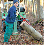 Auch bei der Brennholzaufarbeitung kommt es auf ergonomisches Arbeiten an. Diverses Werkzeug, hier der HolzUp, hilft dabei. Dank dessen Hebeleigenschaft benötigt man zum Aufstellen von Meterholz einen um etwa 35 Prozent geringeren Kraftbedarf.