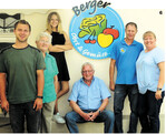 Familie Berger aus Lichtenwald-Hegenlohe im Landkreis Esslingen vor ihrem Obst- und Gemüseladen in Reichenbach/Fils. Drei Generationen arbeiten in drei Betriebsschwerpunkten Hand in Hand. Auf dem Bild von rechts: Susann und Gunthard Berger, Opa Hans Hoffmann, Tochter Jessica, Oma Waltraud Berger und Fabian Scherbacher, Gunthards Neffe.