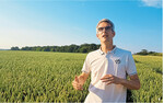 Räumliche Weite und gute Böden kennzeichnen das Pariser Becken. Florian Strube, Landwirt in Estrées-Saint-Denis nördlich von Paris, in einem seiner Felder mit Hybridweizen.