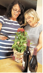 Fachberaterin Hildegard Schwarz (r.) dankt der Winzerin Beate Vollmayer für die Betriebsführung im Weingut der Familie.