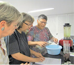 Beim Museumsseminar in Ludwigsburg stellen die Landfrauen mit dem Mixer ein Zahnputzpulver her.