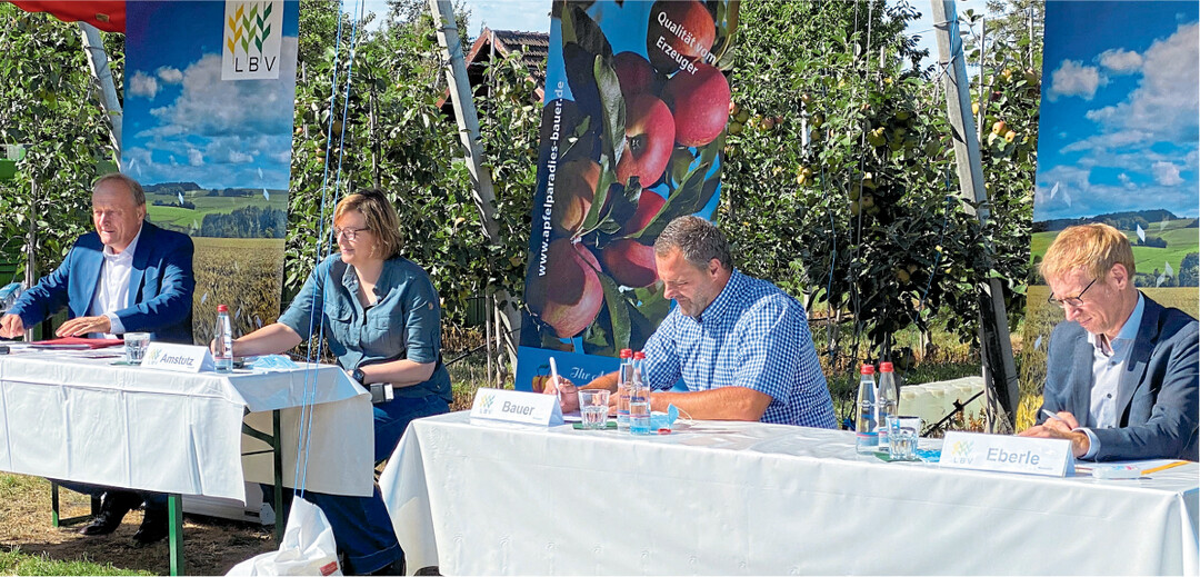 Ziehen Bilanz zur Ernte in Baden-Württemberg v.l. der Präsident im Landesbauernverband (LBV) Joachim Rukwied, LBV-Pressesprecherin Ariane Amstutz, Landwirt Jens Bauer, der anschließend zum Rundgang durch die Obstanlagen einlud, und LBV-Geschäftsführer Marco Eberle.