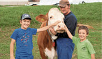 Hubert Schönenberger mit Kuh Rosi und seinen Söhne Johannes (l.) und Jonathan.