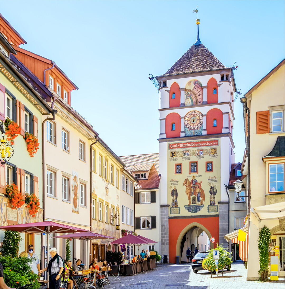 Das Martinstor ist eine der vielen Sehenswürdigkeiten der großen Kreisstadt Wangen im Allgäu. Rund eine halbe Million Besucher genießen jedes Jahr die schöne Altstadt. Viele historische Gebäude und zahlreiche kunstvoll gestaltete Brunnen laden zu einem erlebnisreichen Stadtrundgang ein. Das historische Martinstor wurde erstmals im Jahr 1347 erwähnt und ist über die malerische Paradiesstraße zu erreichen. Wer durch Wangen schlendert, reist damit weit in die Geschichte zurück.