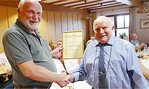 Willi Glocker, der neuer Vorsitzender des Pferdeversicherungsvereins Laupheim, überreicht Hans Braunger die Ehrenurkunde.