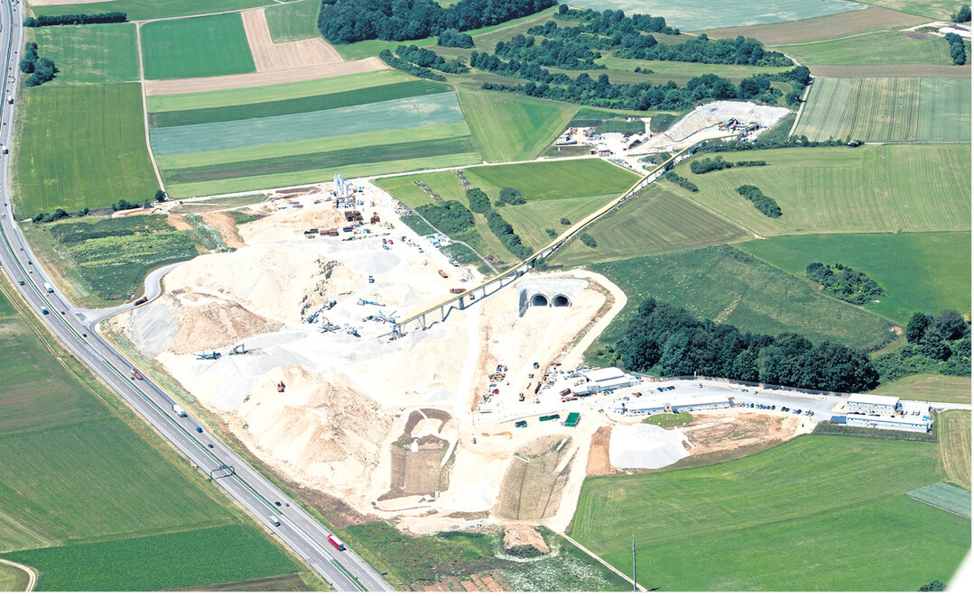Neue ICE-Trasse Stuttgart Ulm: Die Baugrube Pfaffenäcker und die Baustelleneinrichtungsflächen auf der Schwäbischen Alb rund um das Portal Hohenstadt des Steinbühltunnels. Der 4,8 Kilometer lange Steinbühltunnel beginnt im Filstal bei Wiesensteig und führt Richtung Hohenstadt. Er beschließt den Albaufstieg der neuen ICE-Trasse Richtung Ulm.
