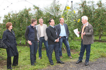 Auf seiner Sommertour machte Landwirtschaftsminister Bonde auf dem Betrieb von Heinrich und Peter Blank in Ravensburg-Fildenmoos Station..