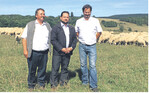 Schäfer Gerhard Stotz, Landwirtschaftsminister Alexander Bonde und der stellvertretende NABU-Vorsitzende Markus Röhl (v. l.) auf dem Truppenübungsplatz in Münsingen. Der Ressortchef würdigte die Schafbeweidung als „unverzichtbar für die Erhaltung wertvoller Lebensräume in unserer Kulturlandschaft".