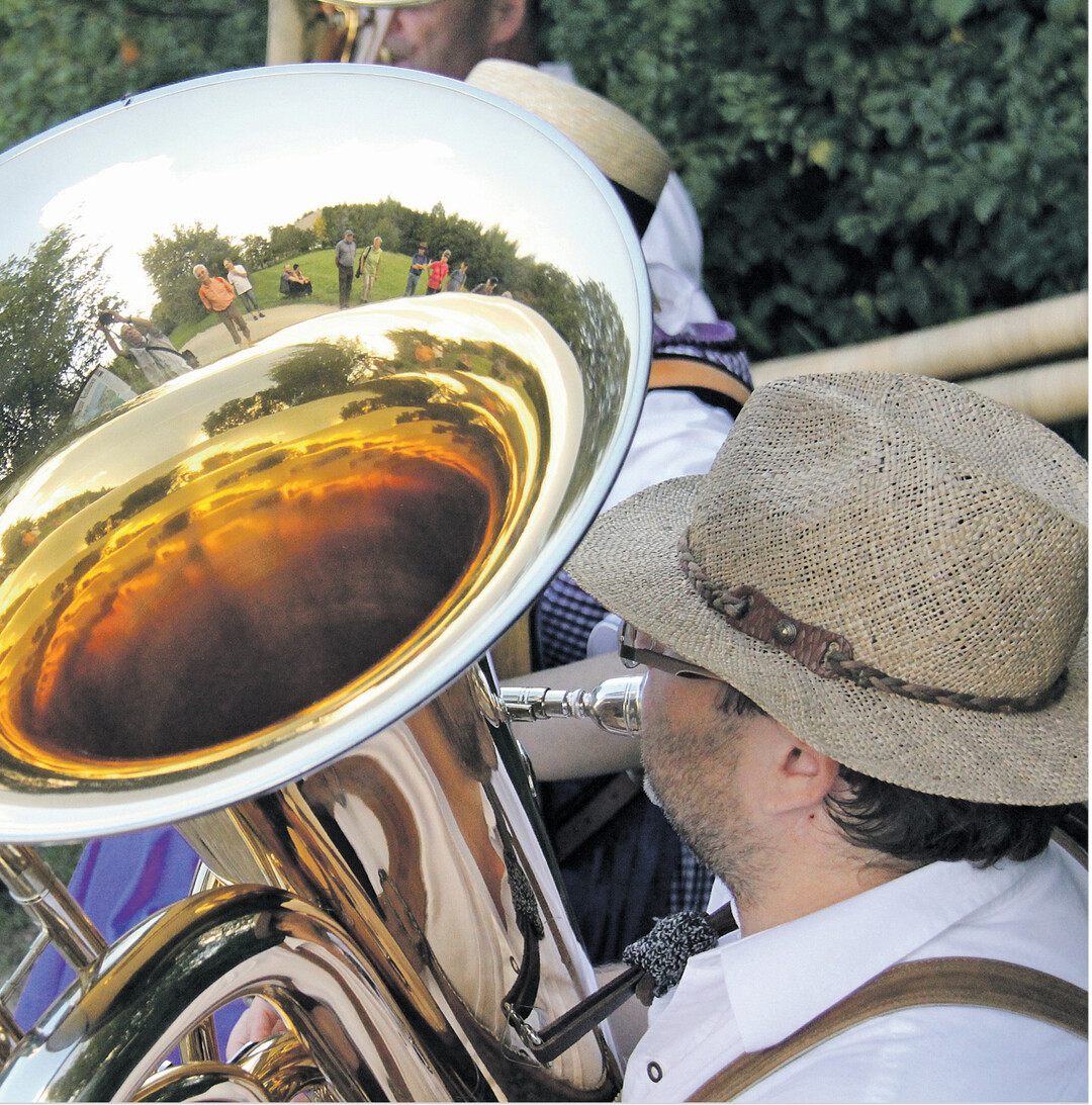 „So schön klingt unser Ländle"…heißt es beim 19. Volksmusiktag Baden-Württemberg im Freilichtmuseum Neuhausen ob Eck, zu dem am 5. und 6. September Tanzmusikanten, Stubenmusiken und Gesangsgruppen von 12 bis 17 Uhr aufspielen. Beim traditionellen „Danzbodaglüha" darf am Samstag ab 19 Uhr in der Museumsgaststätte Ochsen und im Schafstall getanzt werden, bis der Boden glüht! Der Eintritt zum Tanz ist frei.