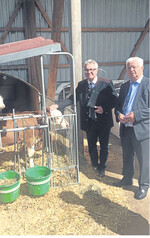 Die Landtagsabgeordneten (v. l.) Paul Locherer und Karl Traub informierten sich bei Landwirten vor Ort im Stall.