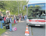 Mindestens einen Meter Abstand zur Straßenkante lassen, weil der Bus beim Einbiegen ausschwenkt, das zum Beispiel lernen die Kinder in der „Busschule".