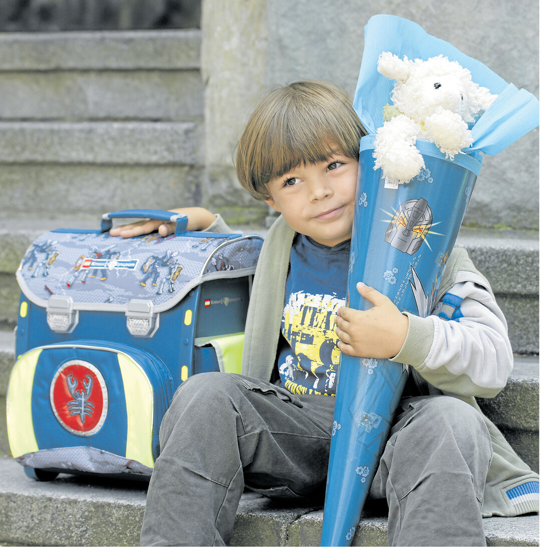 bild der woche Die ersten Schultage sind eine spannende und aufregende Zeit. Viele Kinder auf dem Land müssen gleich mit dem Schulbus fahren, weil es im Ort keine Grundschule mehr gibt. Damit Ihre Kleinen sicher unterwegs sind, finden Sie auf den folgenden Seiten praktische Tipps und Angebote.