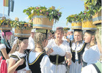 Wasserträgerinnen der Landfrauen beim Festumzug.