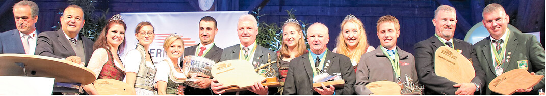 Der Vorsitzende des Deutschen Pflügerrats und des Kuratoriums Weltpflügen 2018, Helmut Wolf (l.), kührte zusammen mit Anthony van der Ley (2. v. l.), der den Pflughersteller und Hauptsponsor des Wettbewerbs, Lemken, vertreten hat, und den Weinköniginnen der Anbauregionen Württemberg und Baden sowie den Weinprinzessinnen die Titelträger der 65. Weltpflügermeisterschaft auf dem Hofgut Einsiedel. Zu den Siegern gehören (v. l. mit Trophäen) in der Kategorie Beetpflügen Thomas Debes (Frankreich), Eamonn Tracey (Irland), Ian Woolley (Neuseeland) sowie in der Kategorie Drehpflügen Marco Angst (Schweiz), Thomas Cochrane (Nordirland) und John Whelan (Irland). Sowohl Tracey als auch Cochrane konnten sich beide Tagessiege in den Disziplinen Stoppel- und Graslandpflügen mit deutlichem Vorsprung sichern.