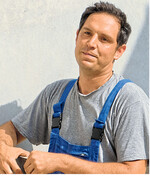 Martin Stodal im Rohbau des neuen Ferkelaufzuchtstalls, den er im Rahmen des EIP-Projekts Stallbau neben dem Sauenstall errichtet.