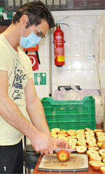 Am Kompetenzzentrum in Bavendorf werden wichtige Parameter für die Lagereignung von Früchten untersucht.