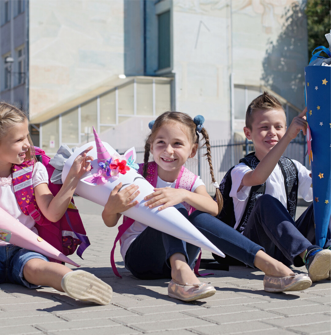 Das neue Schuljahr steht vor der Tür! Nachdem der Sommer den Kindern noch einige unbeschwerte Sonnentage für zahlreiche Freizeitaktivitäten beschert hat, gibt es für sie nun bald viel Neues zu erleben. In Baden-Württemberg werden am 13. September rund 100.000 Erstklässler ein neues Kapitel im Leben aufschlagen, neue Freunde finden und hoffentlich viel Freude am Lernen haben.
