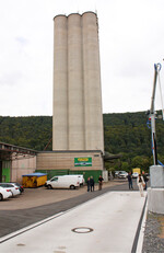 Die Silotürme wurden für die Entspelzung umgebaut. Vorn die neue Waage zur Warenannahme mit elektrisch gesteuerter Probeentnahme rechts.